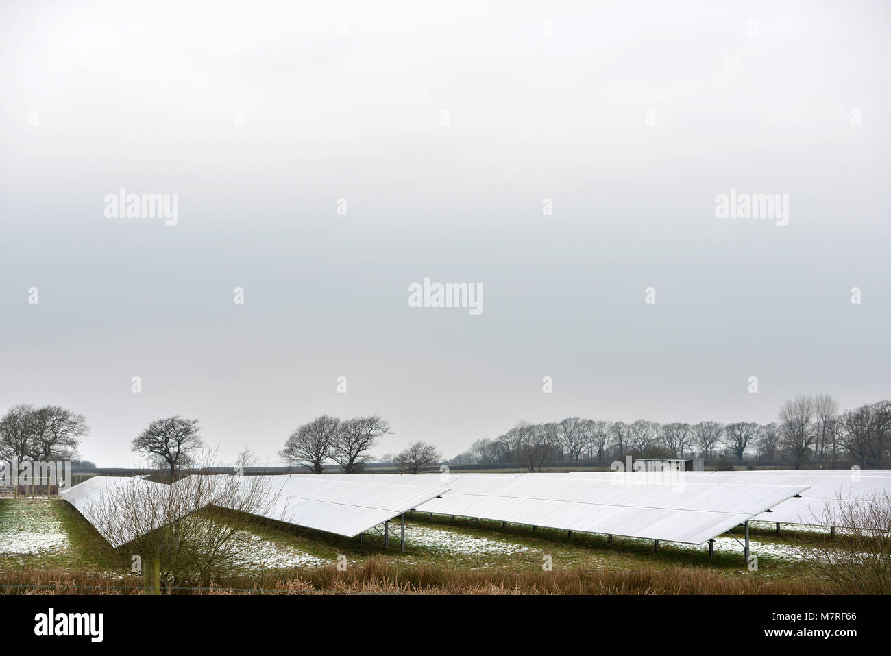 Coperta di neve pannelli solari in inverno, East Sussex, Regno Unito Foto Stock