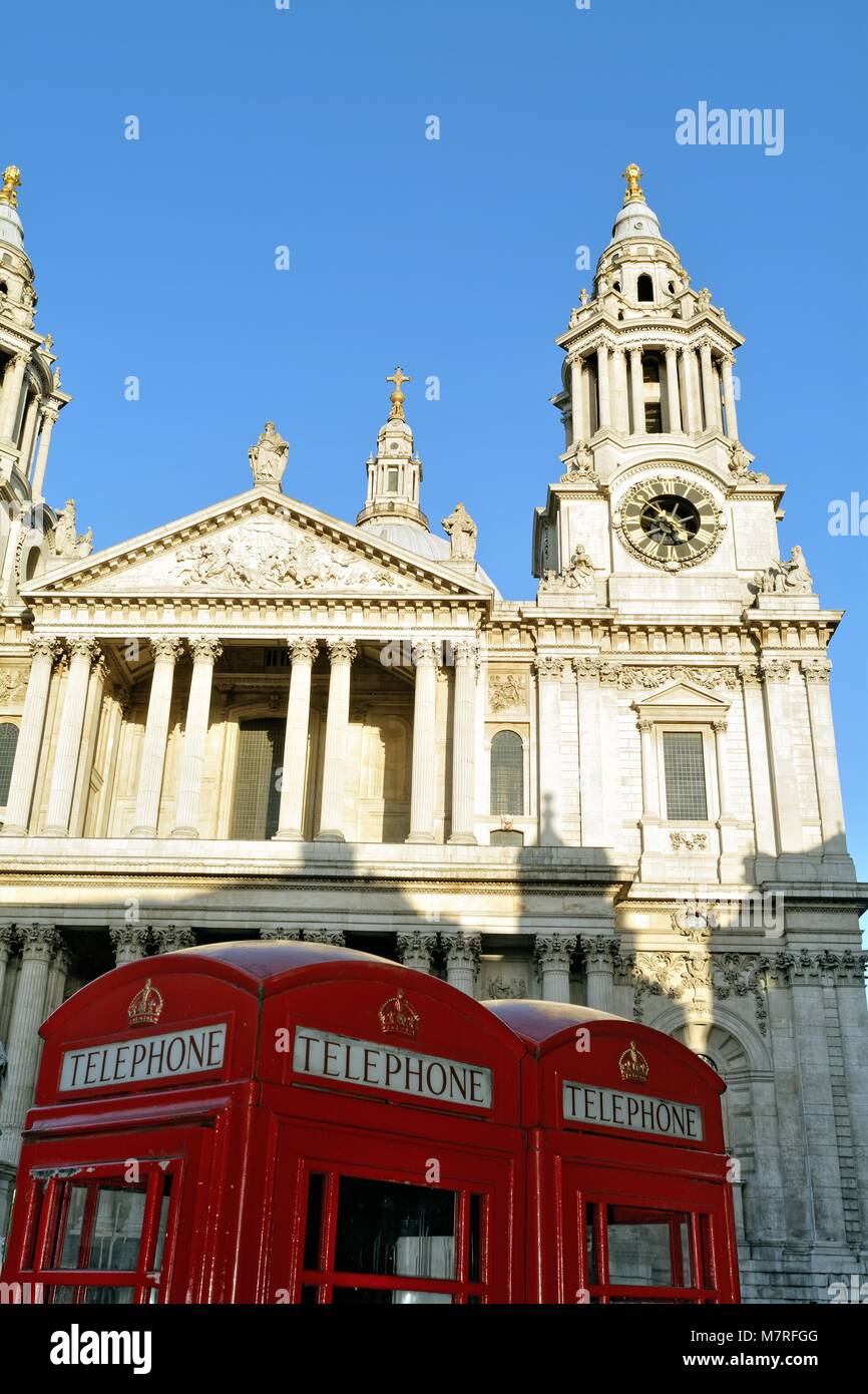 La facciata Ovest di St.Pauls Cathedral con cabine telefoniche rosse in primo piano, città di Londra Inghilterra REGNO UNITO Foto Stock