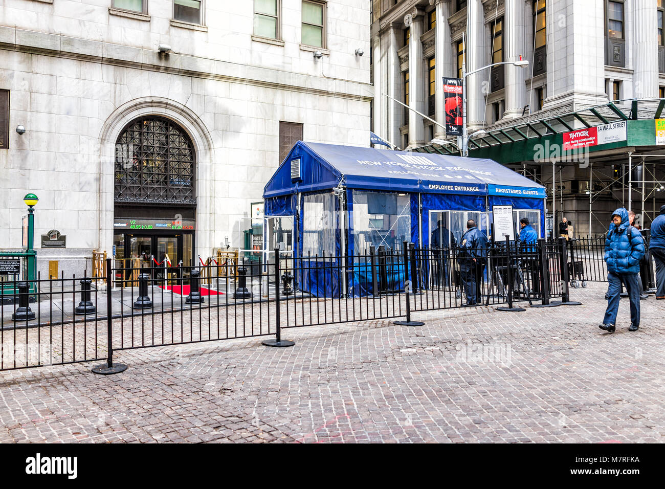 La città di New York, Stati Uniti d'America - 30 Ottobre 2017: dalla borsa di Wall Street edificio ingresso, Sicurezza, polizia, ringhiera in NYC Manhattan finanziario inferiore Foto Stock