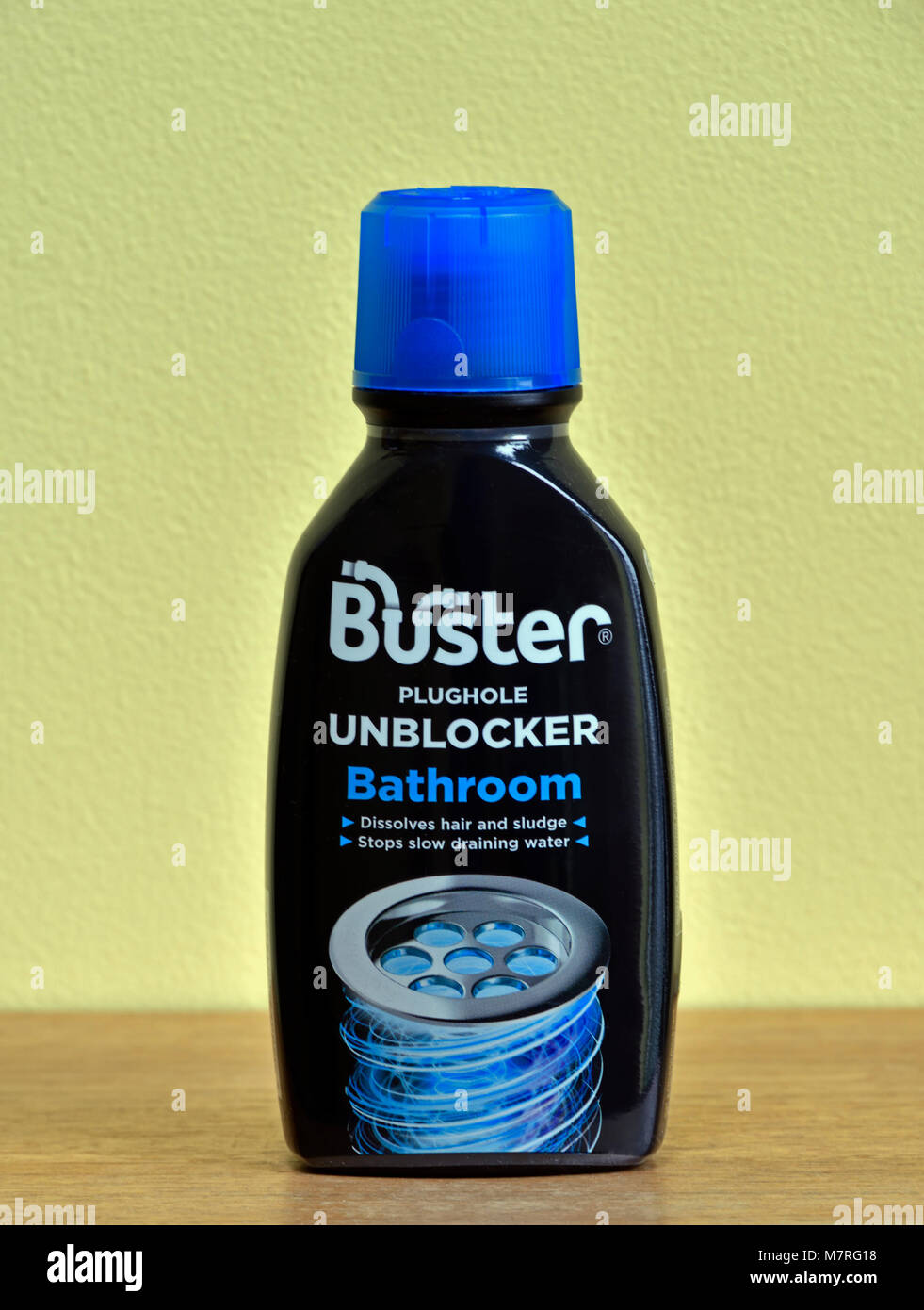 Bottiglia di plastica di Buster scarico Unblocker. Bagno. Si scioglie i capelli e fanghi. Smette di Slow drenaggio di acqua. Foto Stock