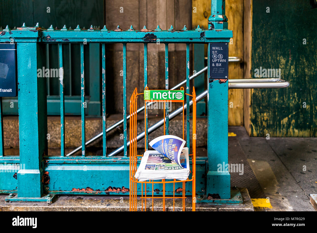 La città di New York, Stati Uniti d'America - 30 Ottobre 2017: Broadway St da Wall Street Subway entrata della metropolitana uscire con free magazine ufficiale a New York Manhattan financi inferiore Foto Stock