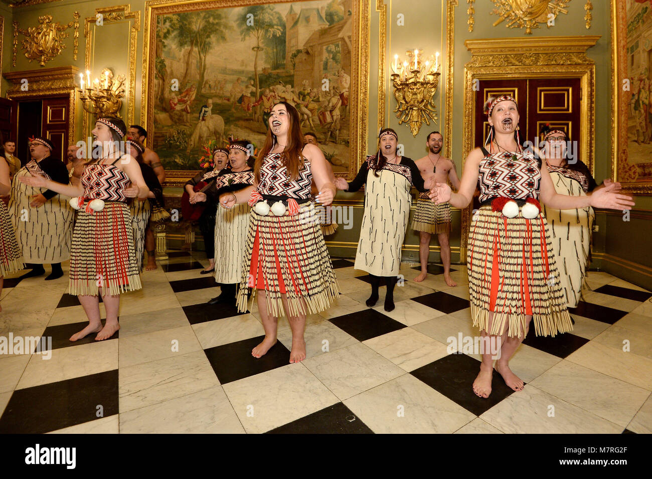 Gli artisti interpreti o esecutori in occasione di un ricevimento tenuto a Marlborough House, la casa di al Segretariato del Commonwealth a Londra. Foto Stock