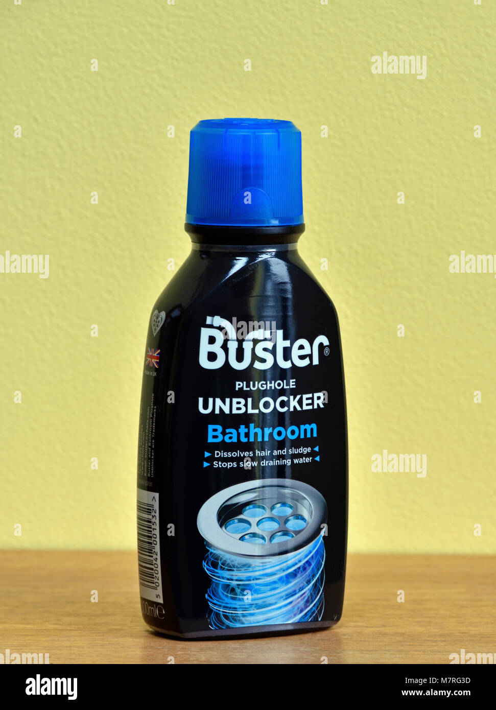 Bottiglia di plastica di Buster scarico Unblocker. Bagno. Si scioglie i capelli e fanghi. Smette di Slow drenaggio di acqua. Foto Stock