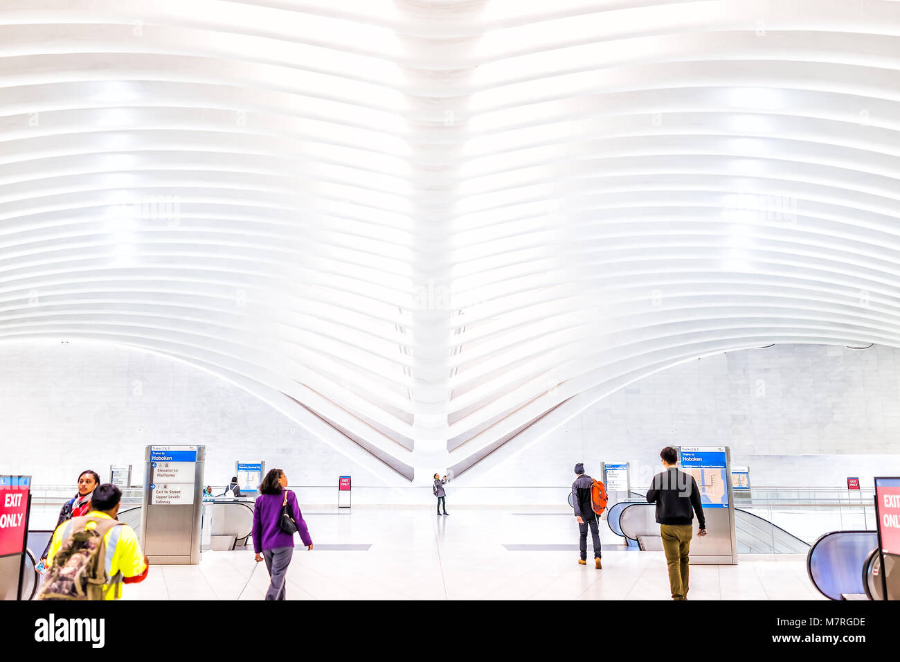 La città di New York, Stati Uniti d'America - 30 Ottobre 2017: persone nell'occhio il trasporto hub al World Trade Center di New York la stazione della metropolitana, commutare, New Jersey percorso trai Foto Stock