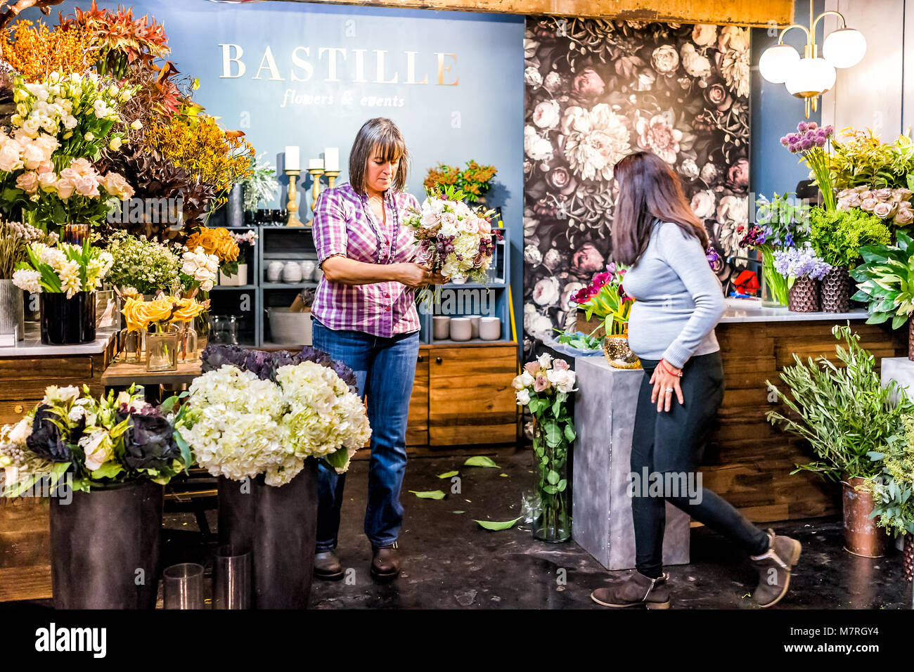 La città di New York, Stati Uniti d'America - 30 Ottobre 2017: mercato negozio alimentari fioraio fiori Bastille nel centro cittadino inferiore quartiere di Chelsea District di Manhattan NYC, persone Foto Stock