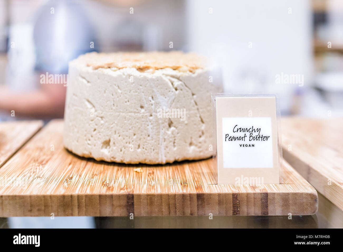 Macro closeup di tutta la grande sweet semi di sesamo incolla tahini halvah nel mercato del Medio Oriente con croccante vegan burro di arachidi segno Foto Stock