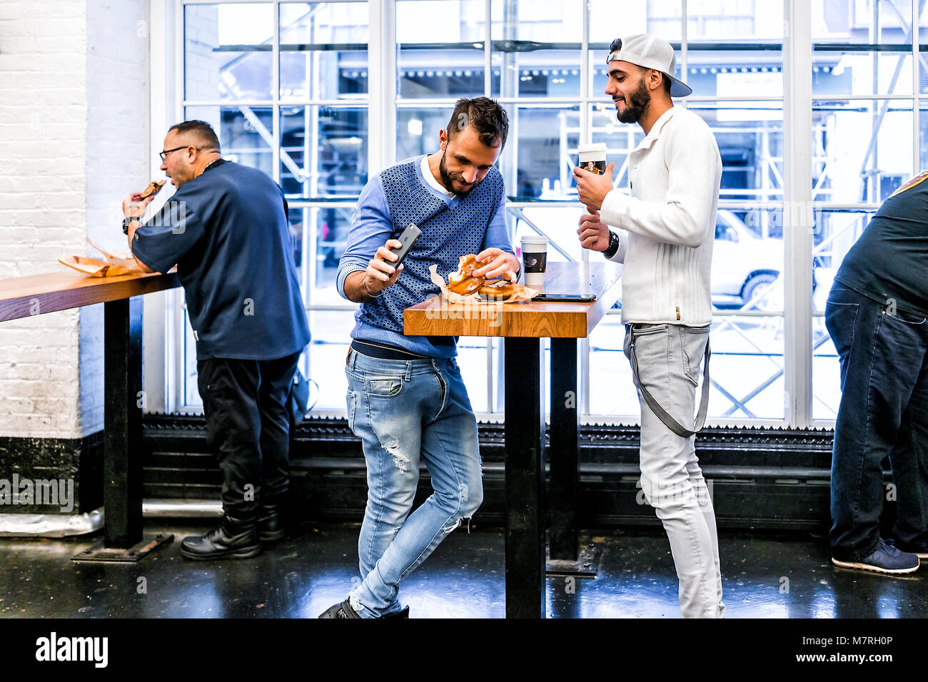 La città di New York, Stati Uniti d'America - 30 Ottobre 2017: mercato negozio alimentari interno interno nel centro cittadino inferiore quartiere di Chelsea District di Manhattan NYC, persone in piedi Foto Stock