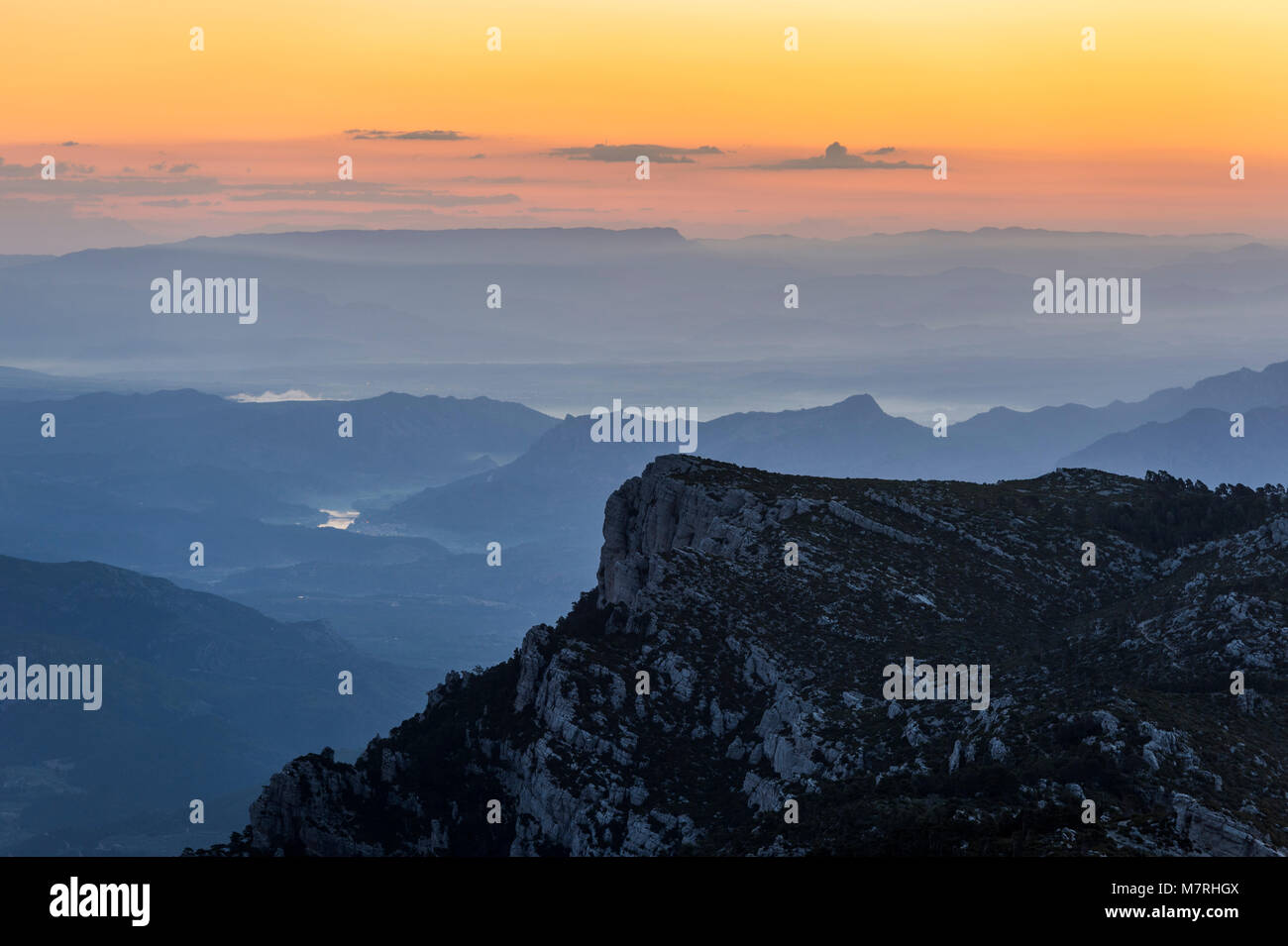 Vista aerea paesaggio dal Parc Natural dels porti e il fiume Ebro valley di sunrise Foto Stock
