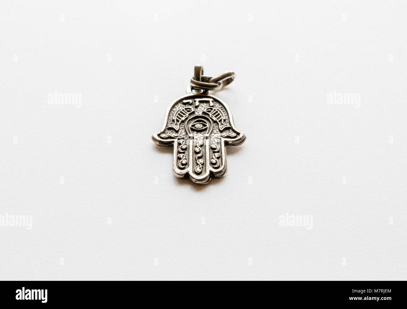 La HAMSA mano - un medio orientale/amuleto ebraica che simboleggia la mano di Dio Foto Stock