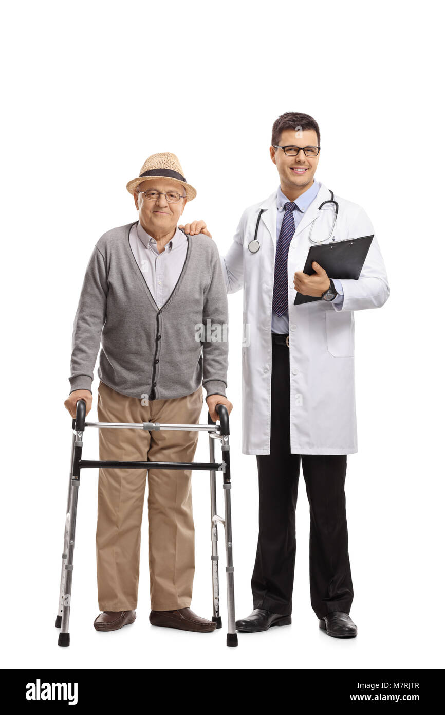 A piena lunghezza Ritratto di un paziente anziano con un walker e un medico isolato su sfondo bianco Foto Stock