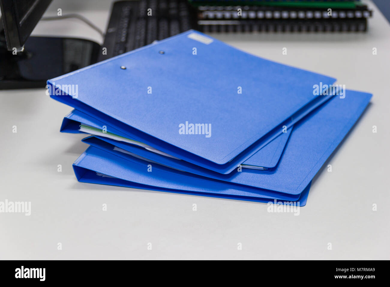 Cartella di file e la pila di business report file di carta sulla scrivania in ufficio, la concezione di business. Foto Stock
