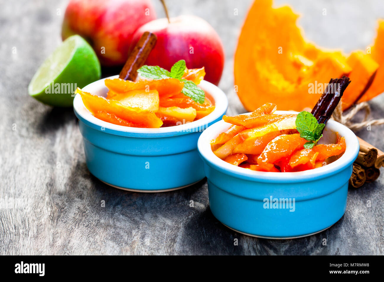 Zucca caramellata e Apple in piccolo vaso sul tavolo di legno Foto stock -  Alamy