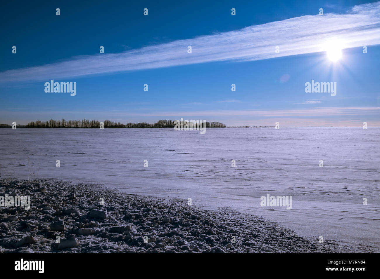 Bel Tramonto catturato in un drammatico nuvole sopra un campo nevoso Foto Stock