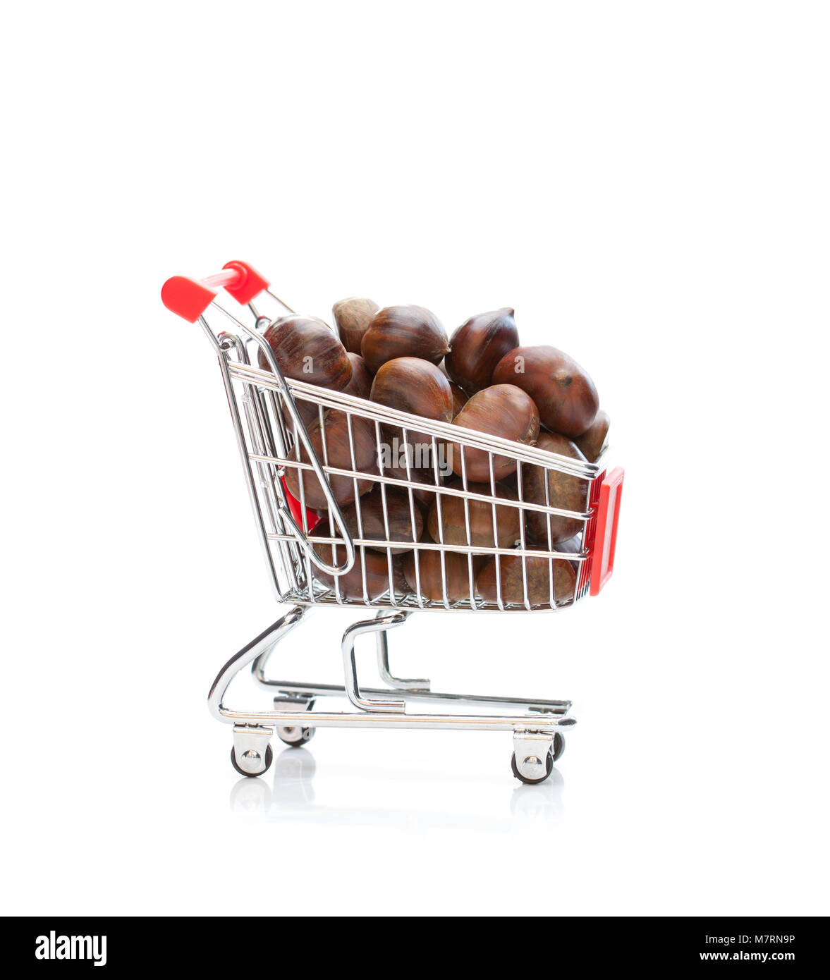 Piccolo carrello pieno di mirtilli freschi isolato Foto Stock