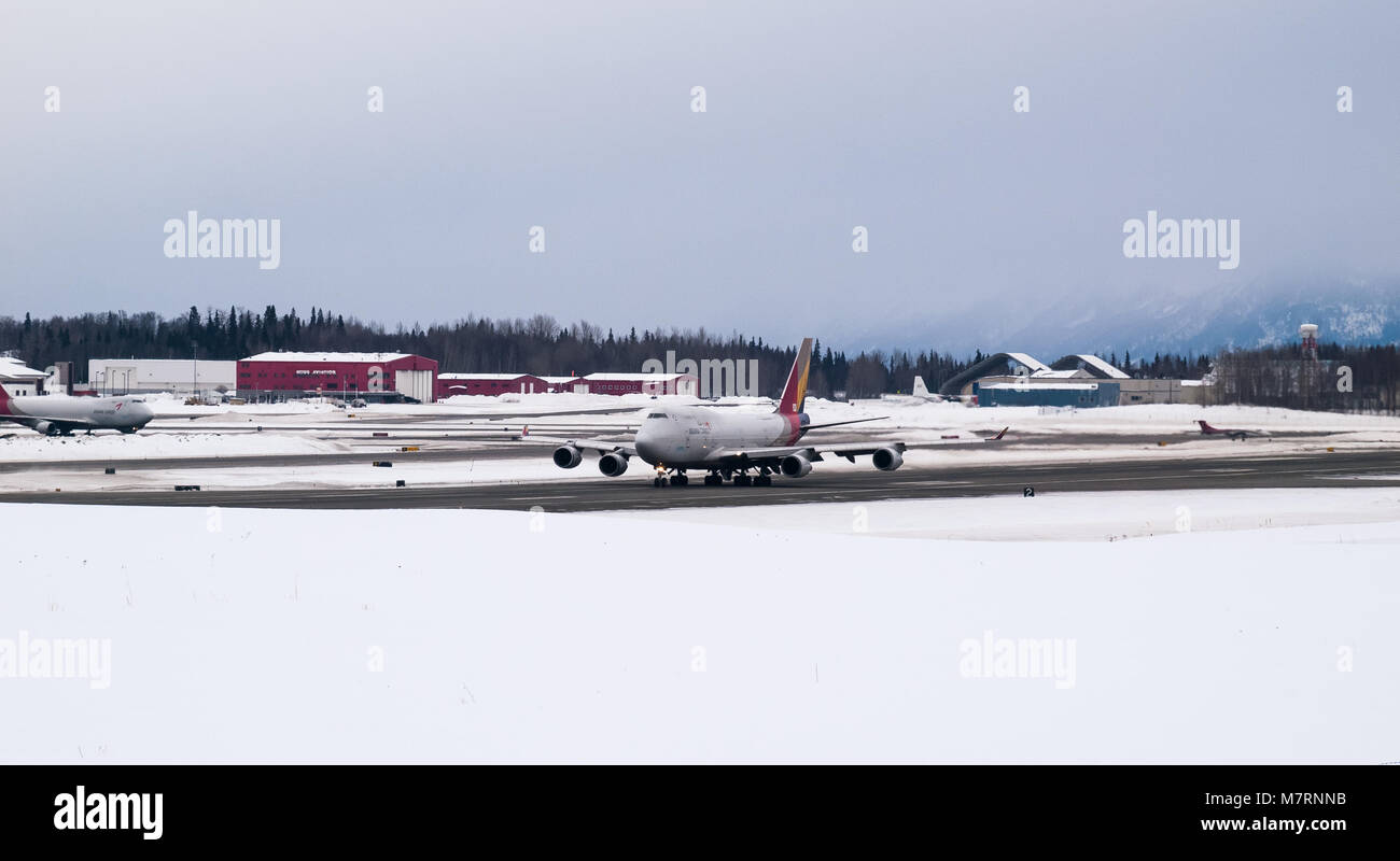 Getti di carico, 747 e 777 in fase di decollo e atterraggio a Ted Stevens dall'Aeroporto Internazionale di Anchorage in Alaska, Atlas Air, Korean Air Cargo, Asiana Cargo Foto Stock