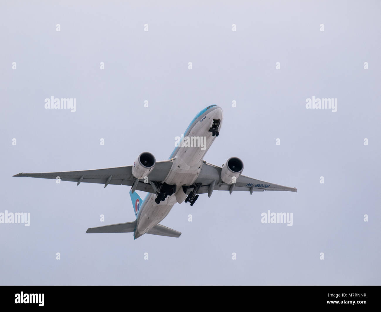 Getti di carico, 747 e 777 in fase di decollo e atterraggio a Ted Stevens dall'Aeroporto Internazionale di Anchorage in Alaska, Atlas Air, Korean Air Cargo, Asiana Cargo Foto Stock