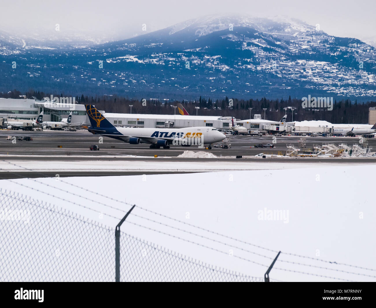 Getti di carico, 747 e 777 in fase di decollo e atterraggio a Ted Stevens dall'Aeroporto Internazionale di Anchorage in Alaska, Atlas Air, Korean Air Cargo, Asiana Cargo Foto Stock