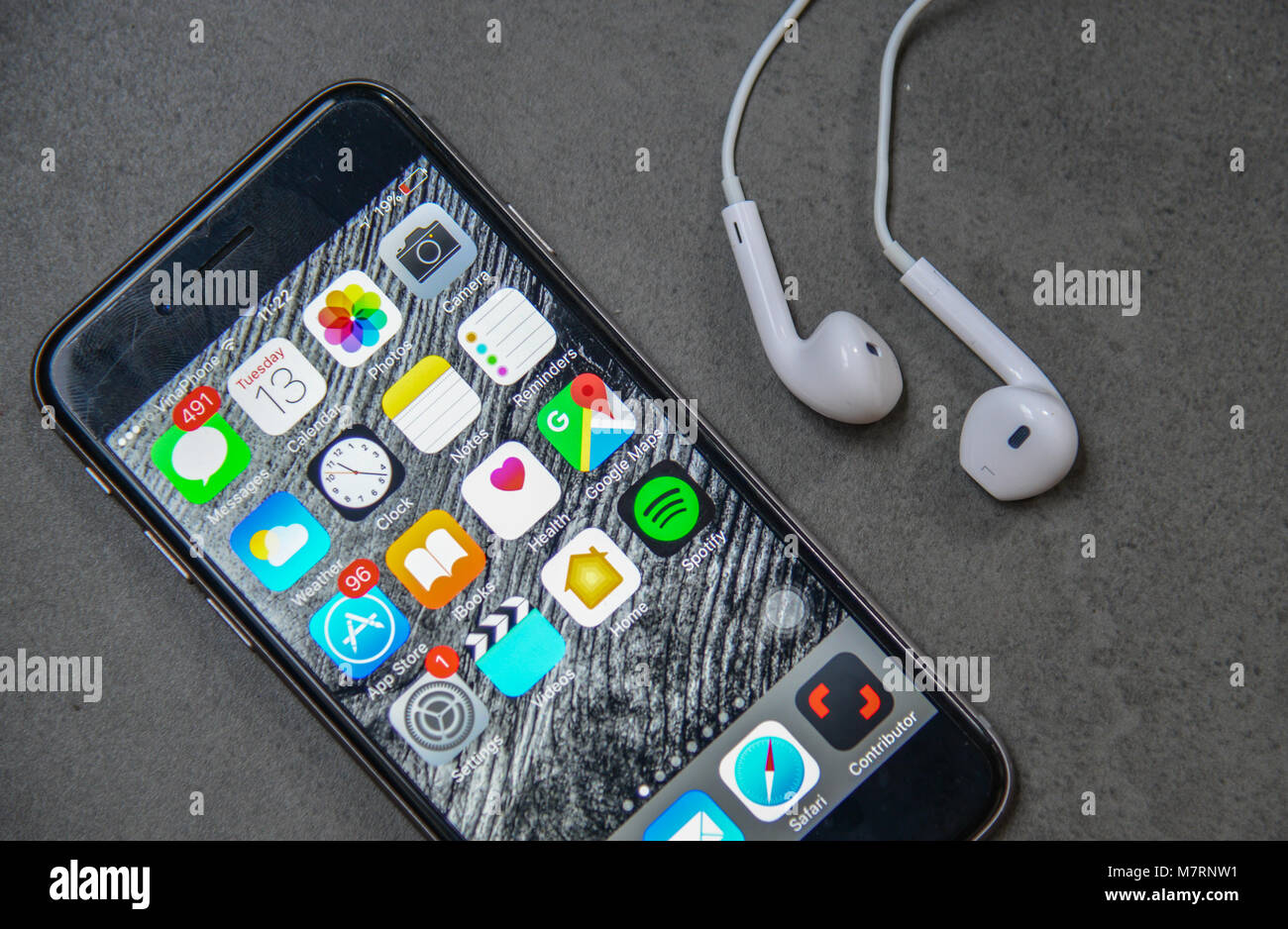 A Saigon, Vietnam - Mar 13, 2018. Un iPhone 6S con gli auricolari con molte  applicazioni su sfondo grigio Foto stock - Alamy