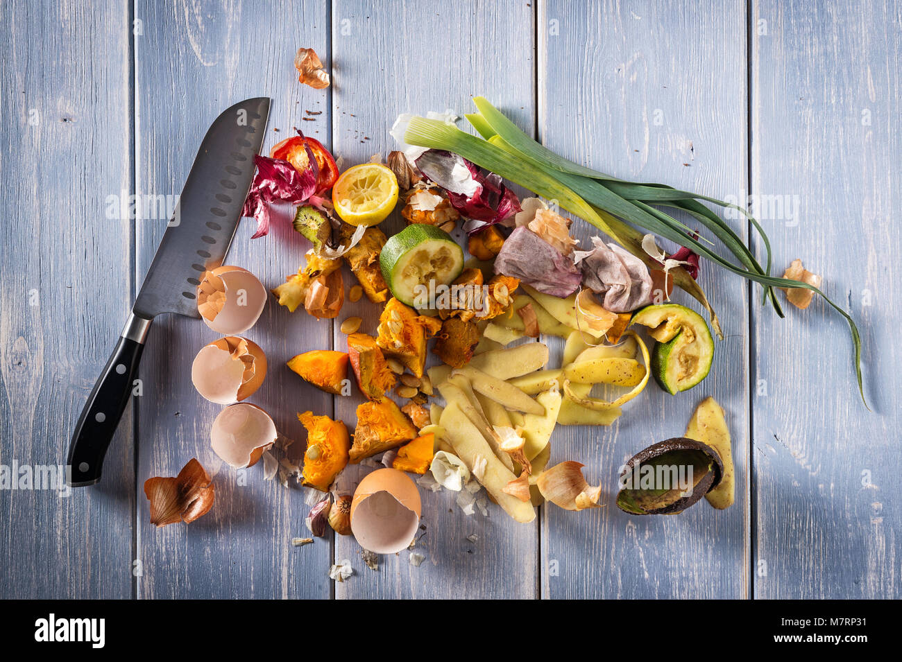 Avanzi Di Cibo Organico E Scarti Di Cucina Rifiuti Da Grassi Vegetali Pronti Per Il Riciclaggio E Compostaggio La Raccolta Di Alimenti Gli Avanzi Per Il Compostaggio Ambientalmente Foto Stock Alamy