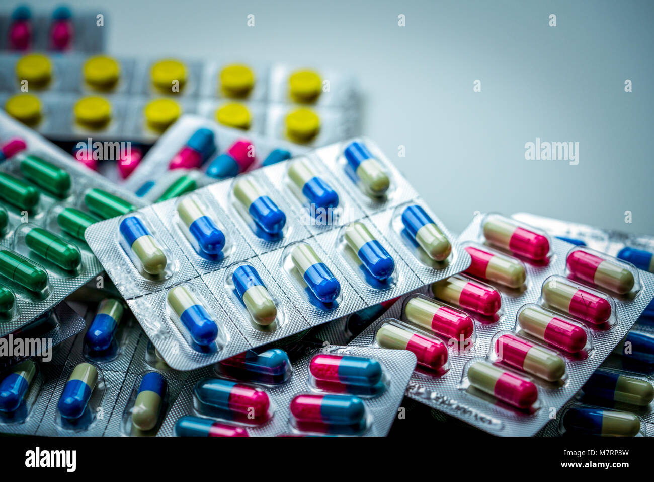 Pila di capsula di antibiotico pillole in confezione blister. Gli imballaggi di prodotti farmaceutici. Medicina per le infezioni malattia. Farmaci antibiotici utilizzati in alimenti animali a una Foto Stock