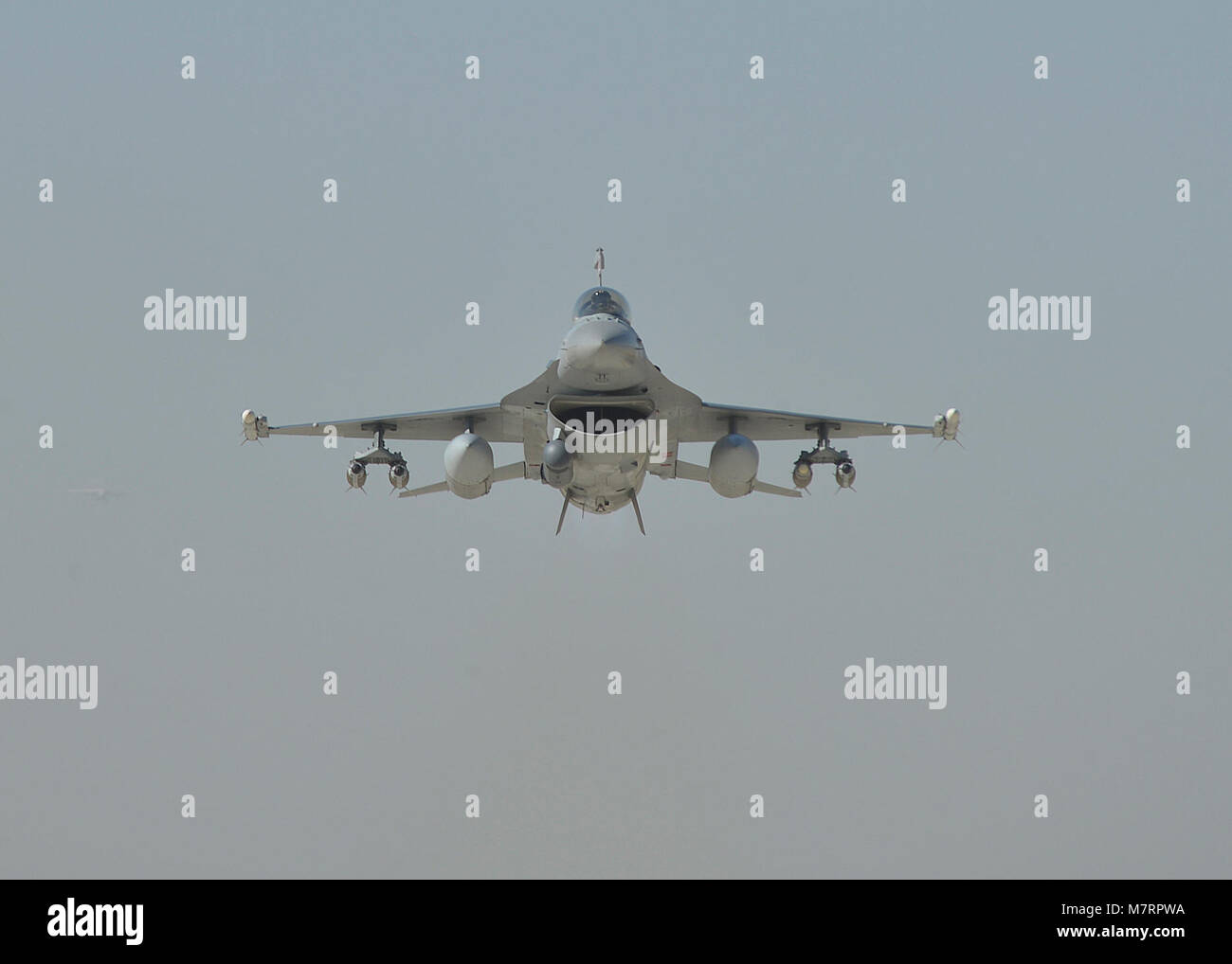 Un U.S. Air Force F-16 "Fighting Falcon" con il centesimo Expeditionary Fighter Squadron "Red Tails" vola sopra l'Afghanistan a Bagram Airfield, in Afghanistan il 7 agosto 2014. La missione del F-16 "Fighting Falcon" qui è di fornire tactical aria-aria e aria-terra di supporto per l'Operazione Enduring Freedom. L'unità è distribuito dal 187th Fighter Wing in Montgomery, Ala. (U.S. Air Force photo by Staff Sgt. Evelyn Chavez/RILASCIATO) 455th aria ala Expeditionary Bagram Airfield, Afghanistan Foto Stock