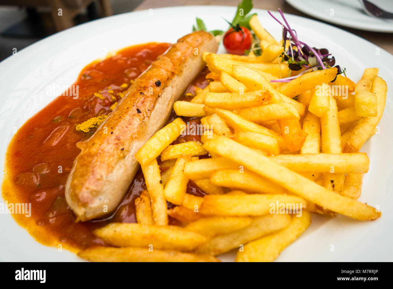 Salsicce e patate fritte in Bamberg Foto Stock