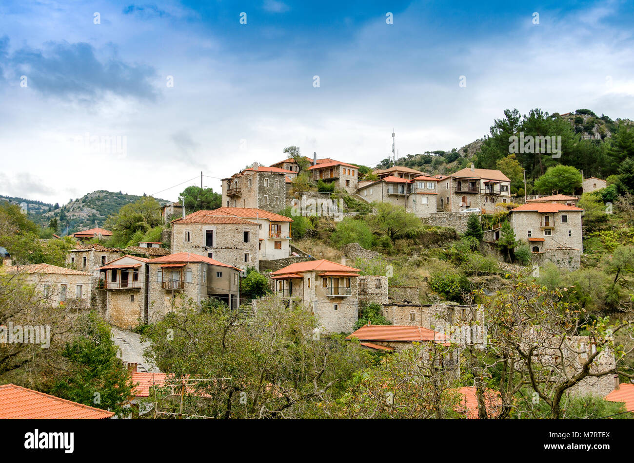 Bellissima architettura tradizionale sulla montagna di Mainalo.Stemnitsa village,Peloponneso.Grecia. Foto Stock