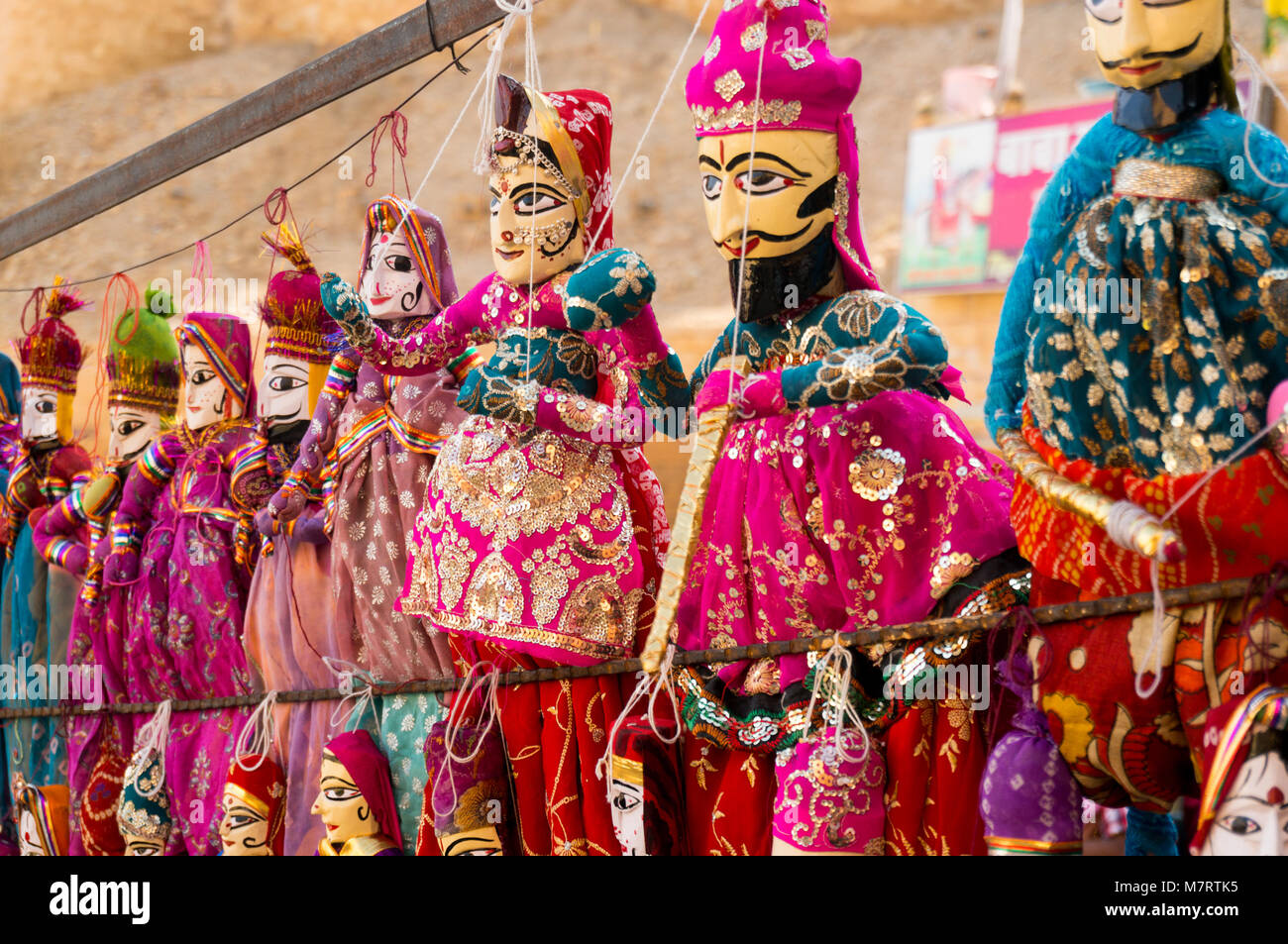 Tradizionali burattini di Rajasthani che mostra un giovane con un uomo barbuto e bella donna nel tradizionale abbigliamento di Rajasthani. Queste sono famose mete souvenir per i viaggiatori nel Rajasthan Foto Stock