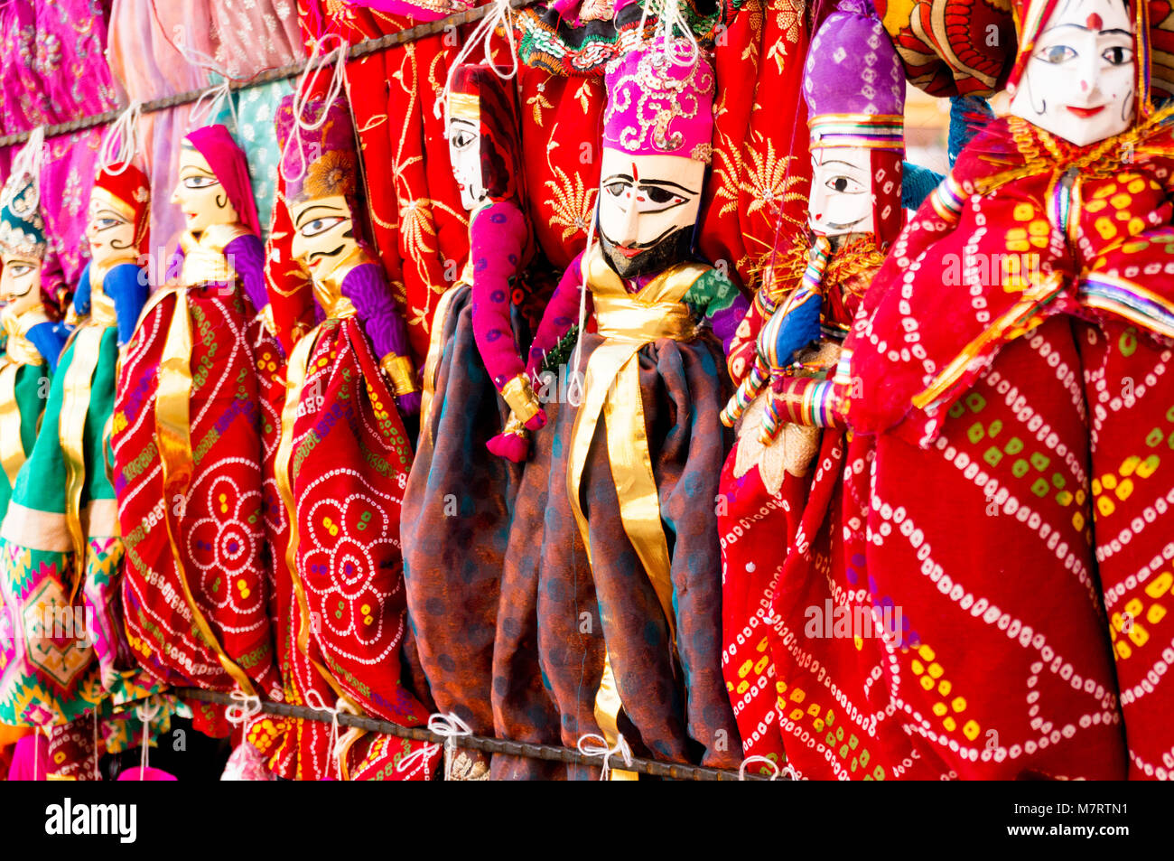 Tradizionali burattini di Rajasthani che mostra un giovane con un uomo barbuto e bella donna nel tradizionale abbigliamento di Rajasthani. Queste sono famose mete souvenir per i viaggiatori nel Rajasthan Foto Stock