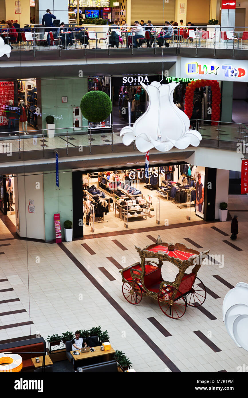 Shopping centr. Red carrello nel centro commerciale interno Foto Stock Shopping centr. Red carrello nel centro commerciale interno Foto Stock