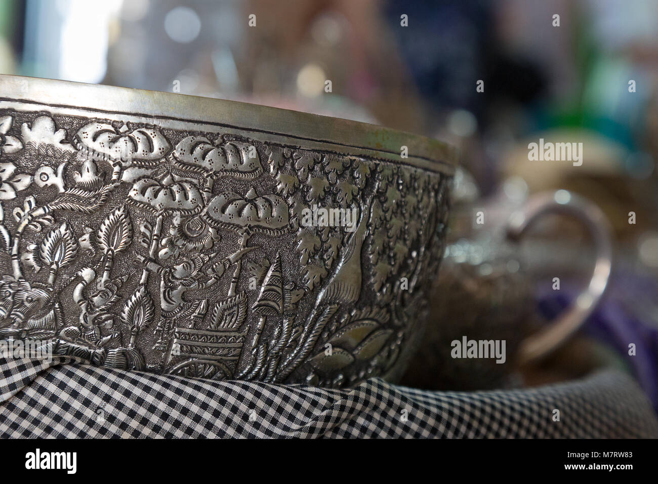 Cambogiano di oggetti in argento per la vendita in un negozio di argento, Cambogia, Asia Foto Stock