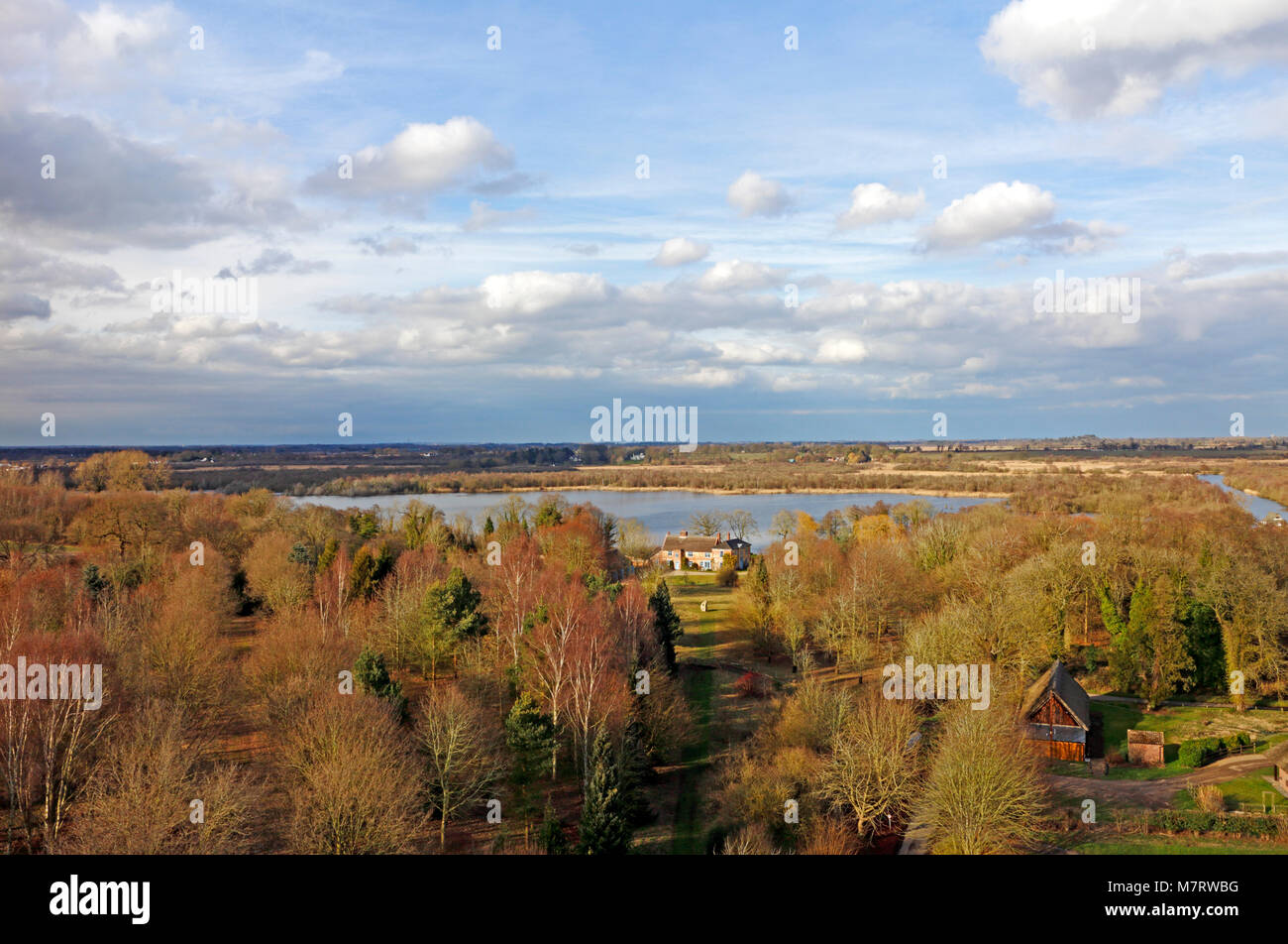 Una vista di Ranworth vasta riserva naturale con la vecchia casa in primo piano su Norfolk Broads a Ranworth, Norfolk, Inghilterra, Regno Unito. Foto Stock