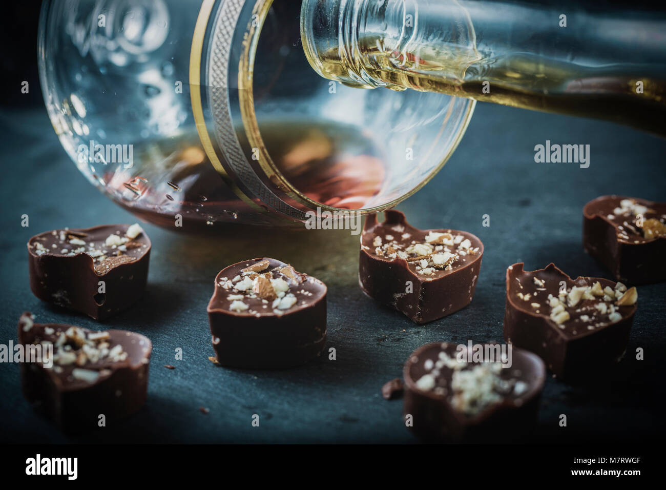 I dolci al cioccolato e brandy su tetti scuri scisto. Posizione orizzontale Foto Stock
