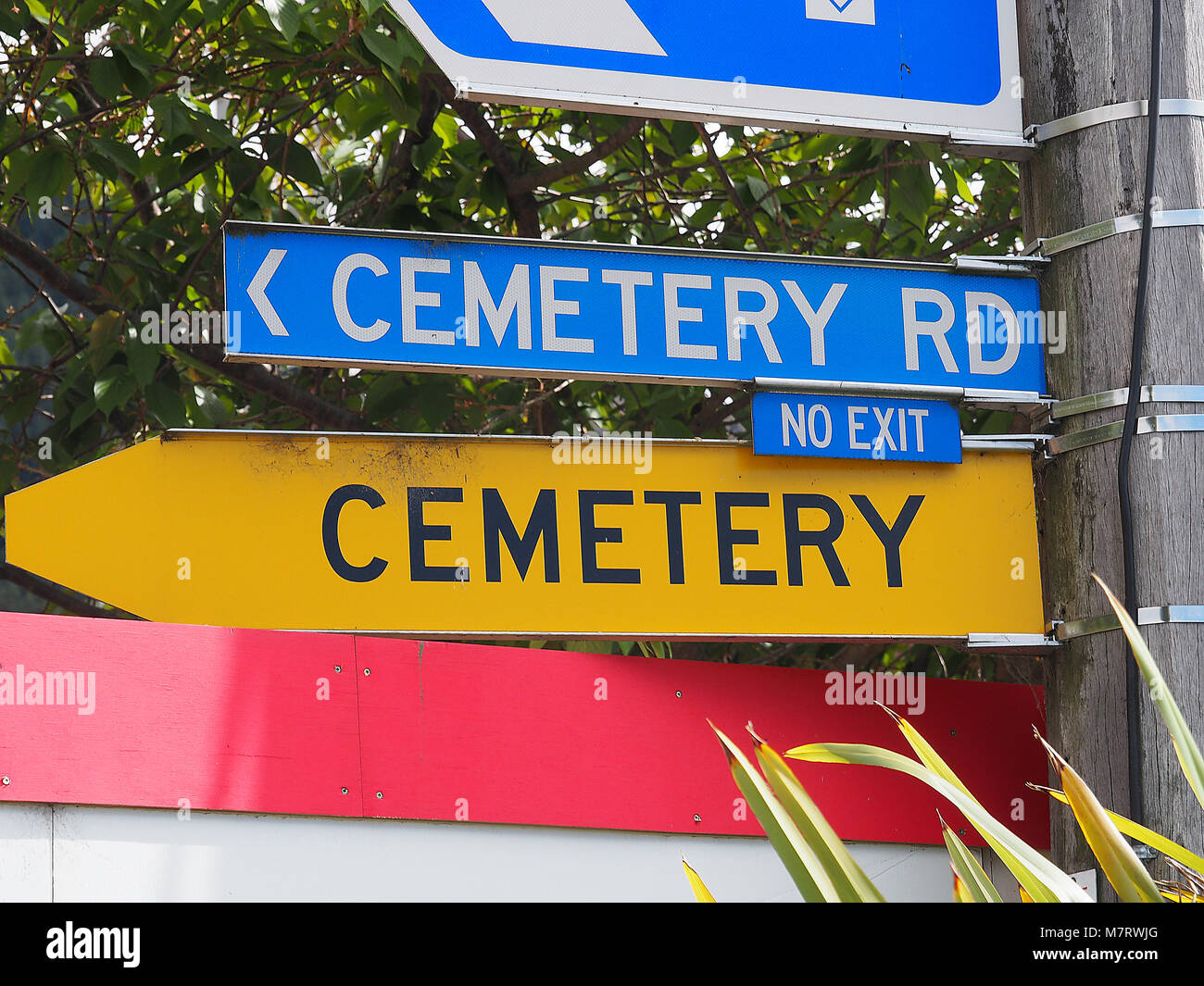Cimitero umoristico cartello stradale Foto Stock