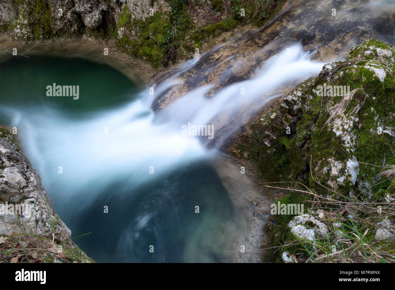 Pozza del Diavolo cascata, nel comune di Monte San Giovanni in Sabina, Italia. Cascata, lunga esposizione. Foto Stock