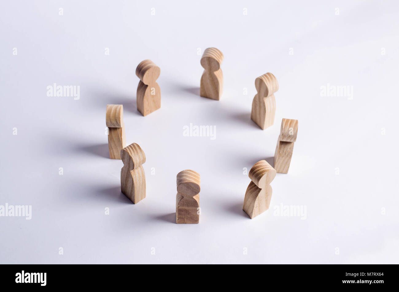 Le persone si mettono in cerchio e discutere. Concetto idee di business, la cooperazione e il lavoro di squadra, la formazione e la formazione. Risoluzione dei problemi e le attività. Imprenditori ga Foto Stock