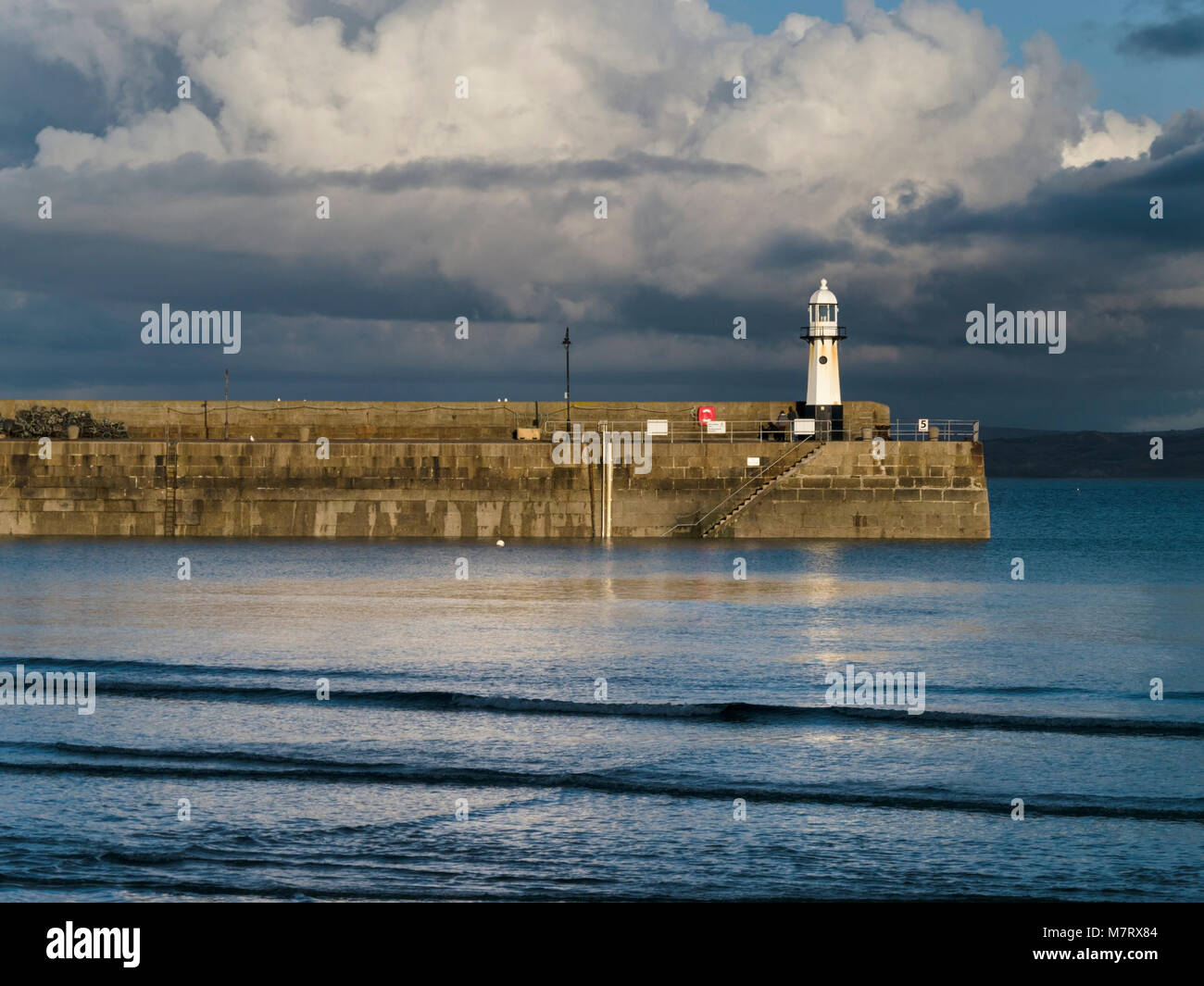 Luce della Sera su Smeatons Pier e il vecchio faro di alta marea, St. Ives Harbour, Cornwall, England, Regno Unito Foto Stock