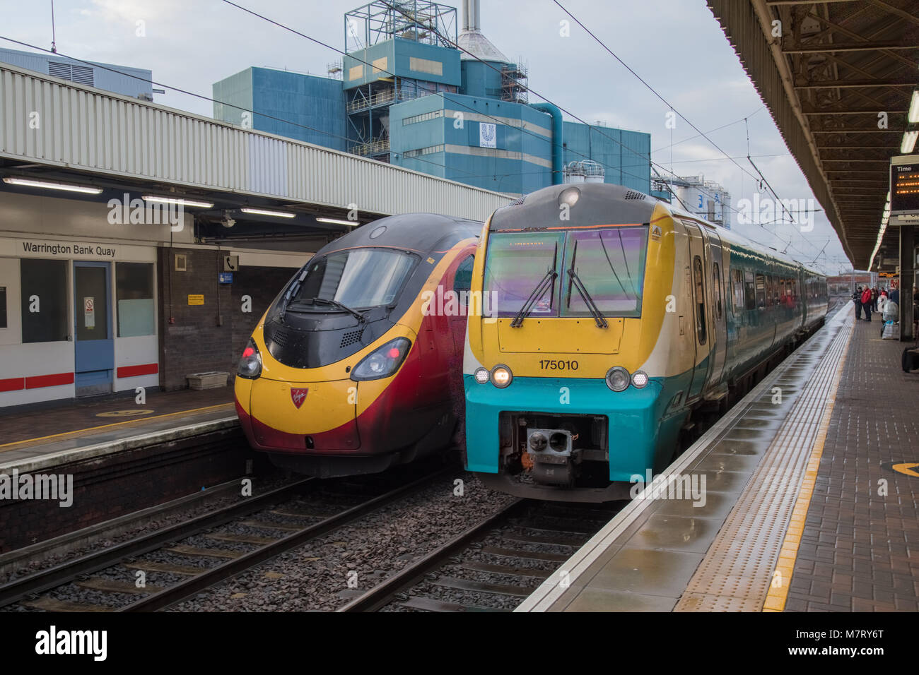Due diverse generazione Alstom fabbricati i treni a Warrington Bank Quay. Sulla sinistra è una classe 390 Pendolino UEM e sulla destra una classe 175 DMU Foto Stock