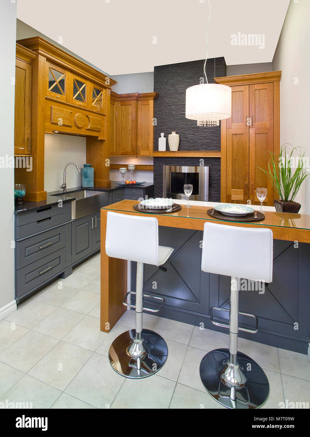 Grigio scuro e marrone cucina in legno con un isola e 2 sgabelli ... Grigio scuro e marrone cucina in legno con un isola e 2 sgabelli ...