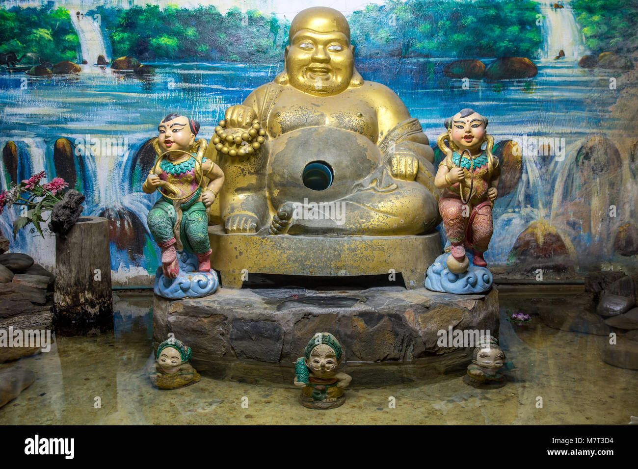 SAMUT PRAKAN. Thailandia, il 05 giugno 2017, l'udienza statua di Buddha nel monastero Buddista. Foto Stock