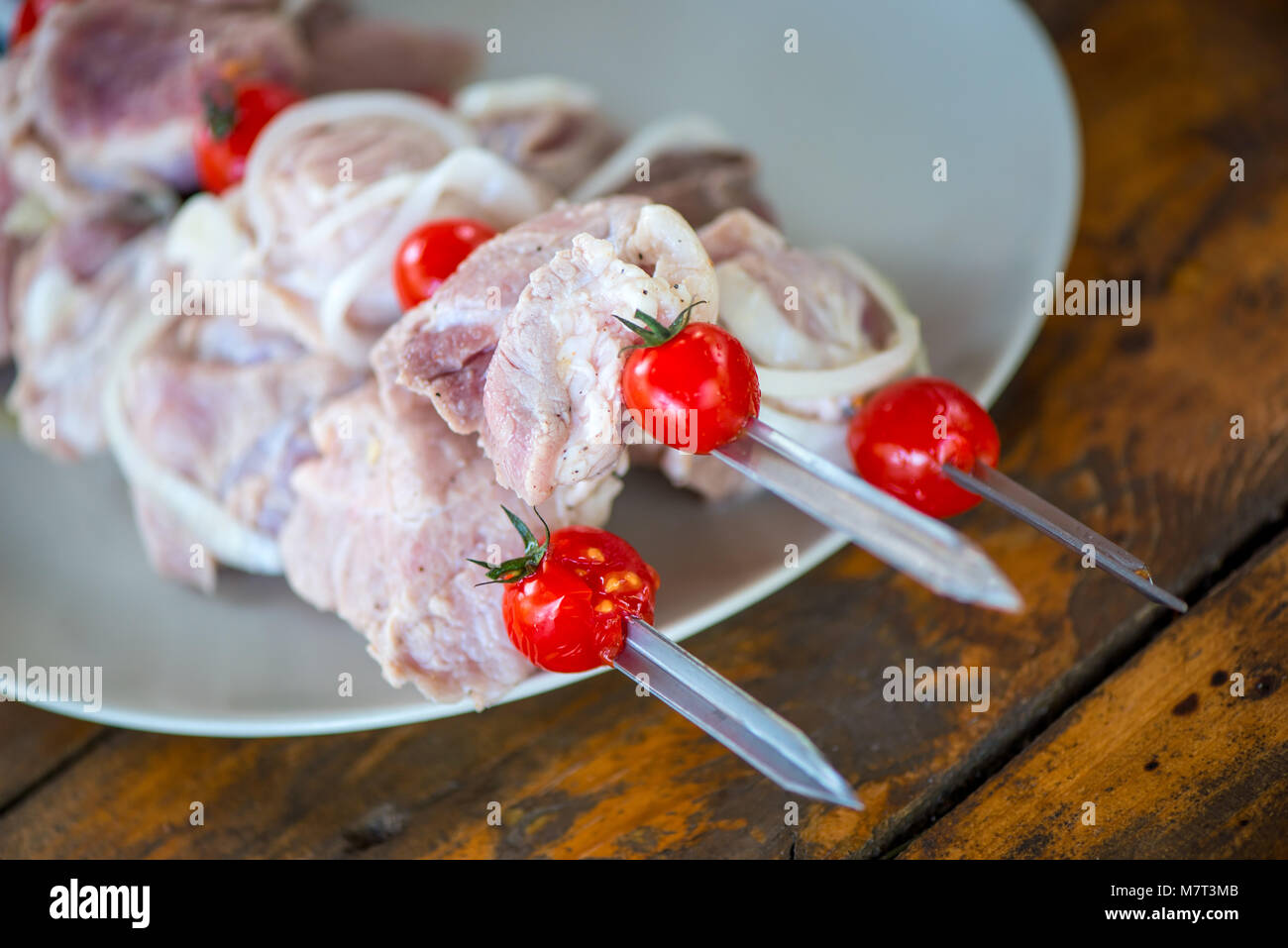 Close-up su una piastra carne cruda su spiedini prima della frittura Foto Stock