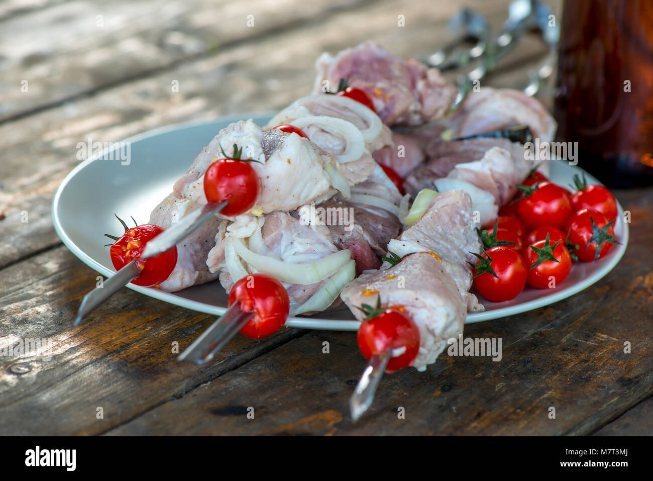 Appetitosa carne shish kebab giace sul tavolo, carne cruda Foto Stock