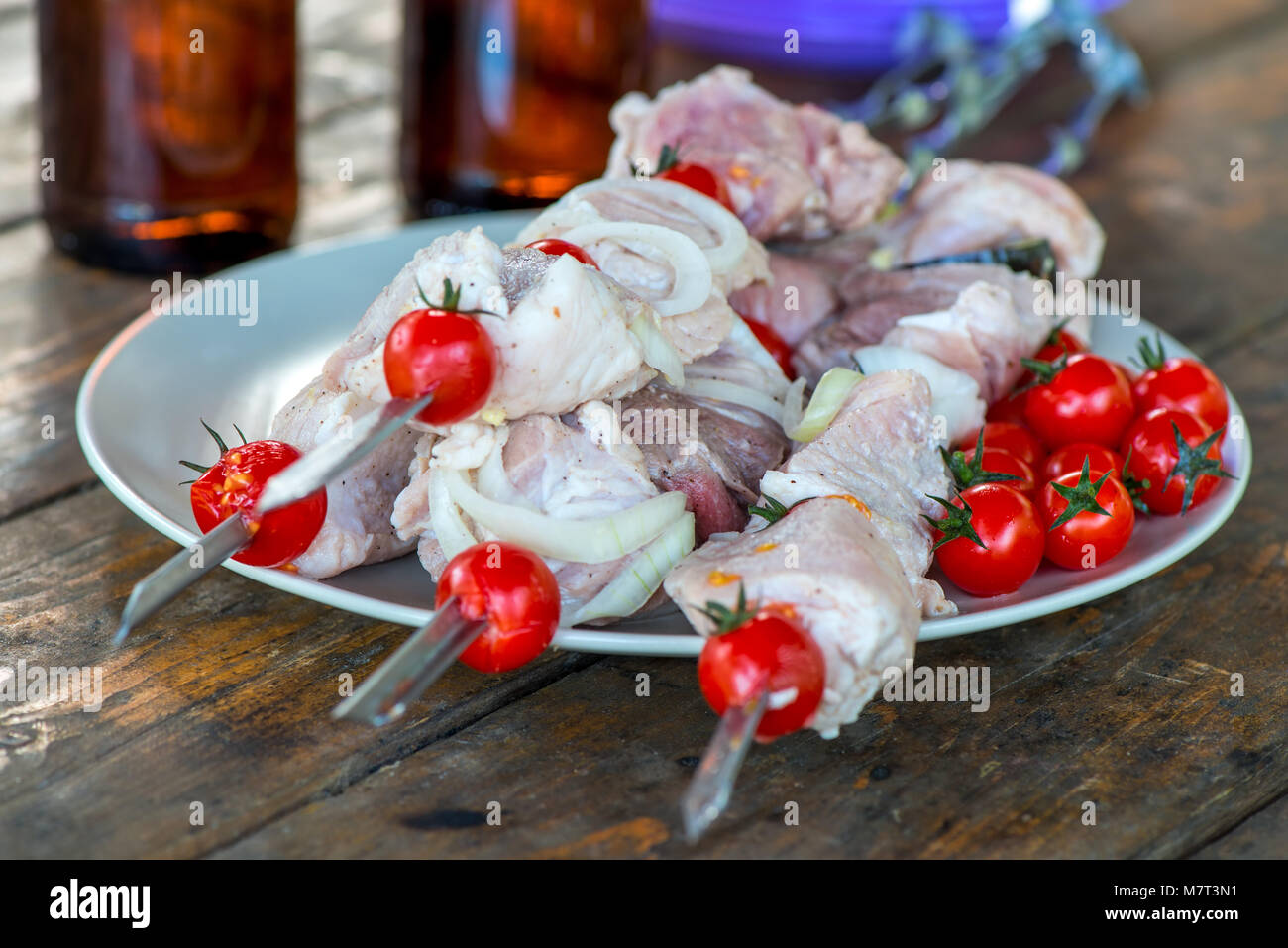 Close-up di carne appetitose shish kebab giacente su un tavolo, carne cruda Foto Stock