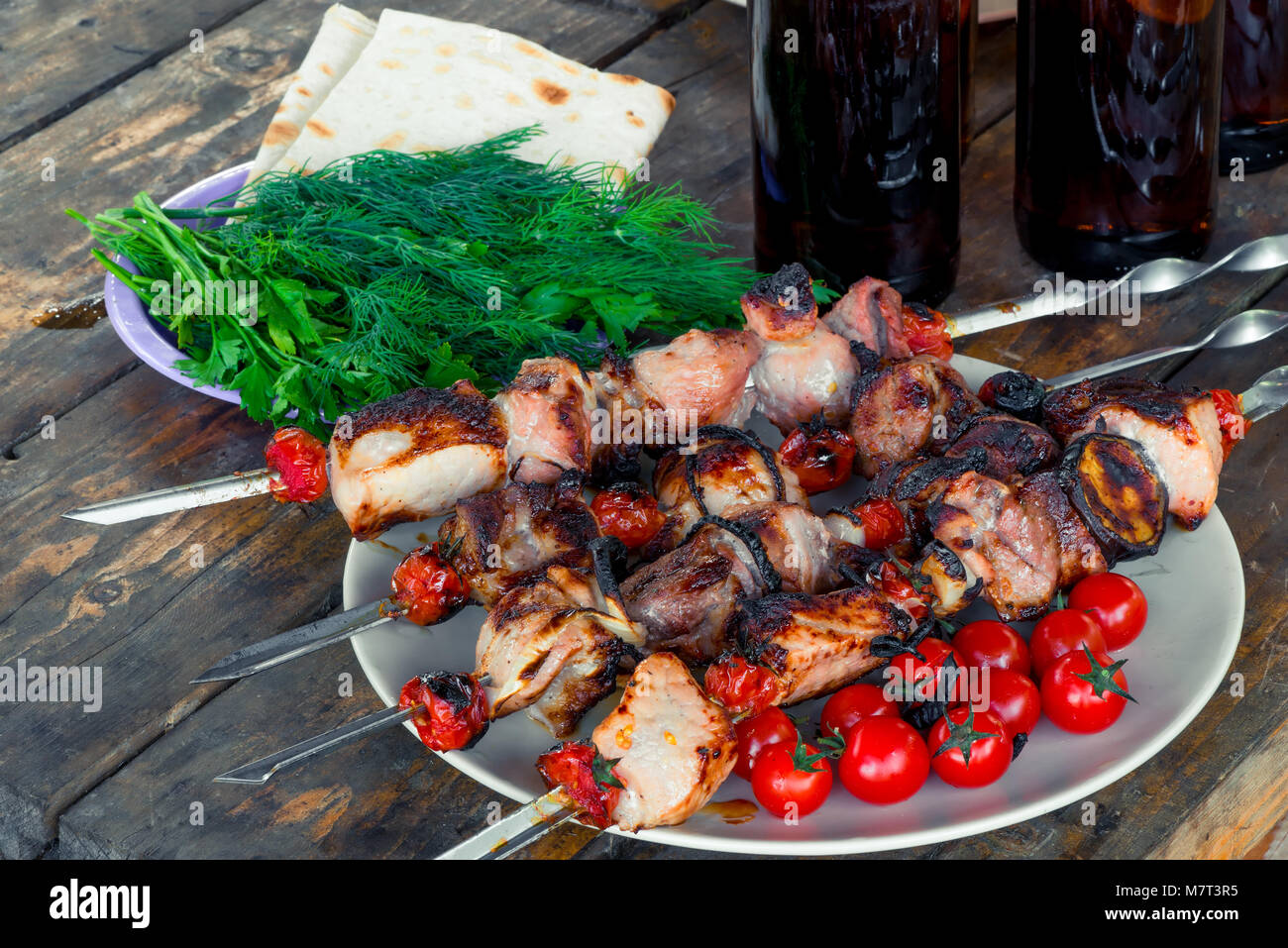Succosa fritti gustosi shish kebab con verdure su spiedini di close-up Foto Stock