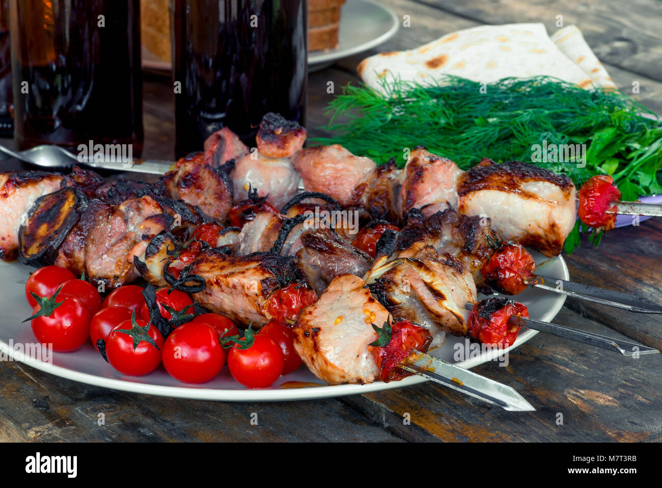 Gustosi piatti appetitosi shish kebab con verdure su spiedini di close-up Foto Stock