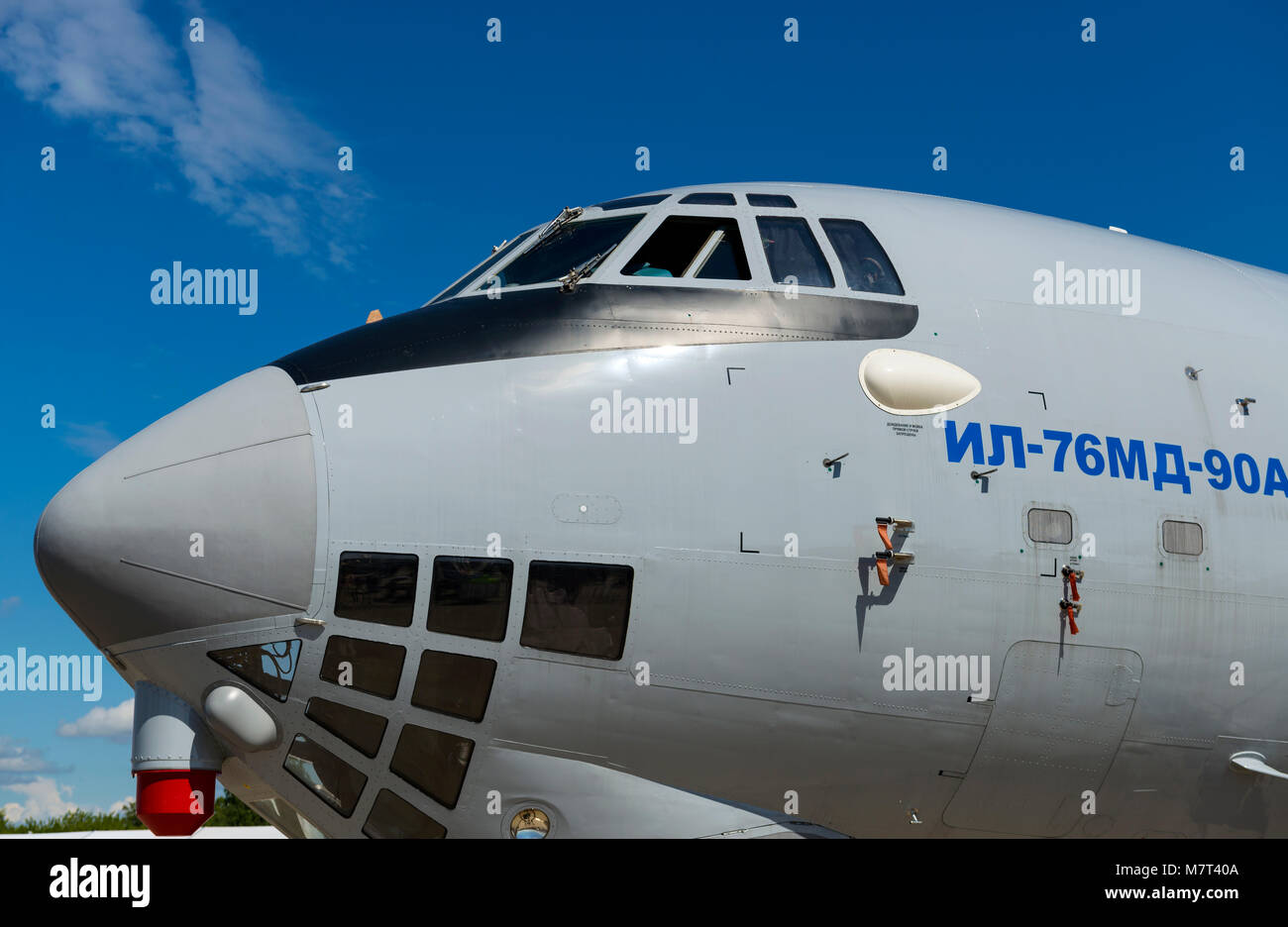 Naso di Il-76 velivoli cargo, cielo blu con nuvole bianche Foto Stock