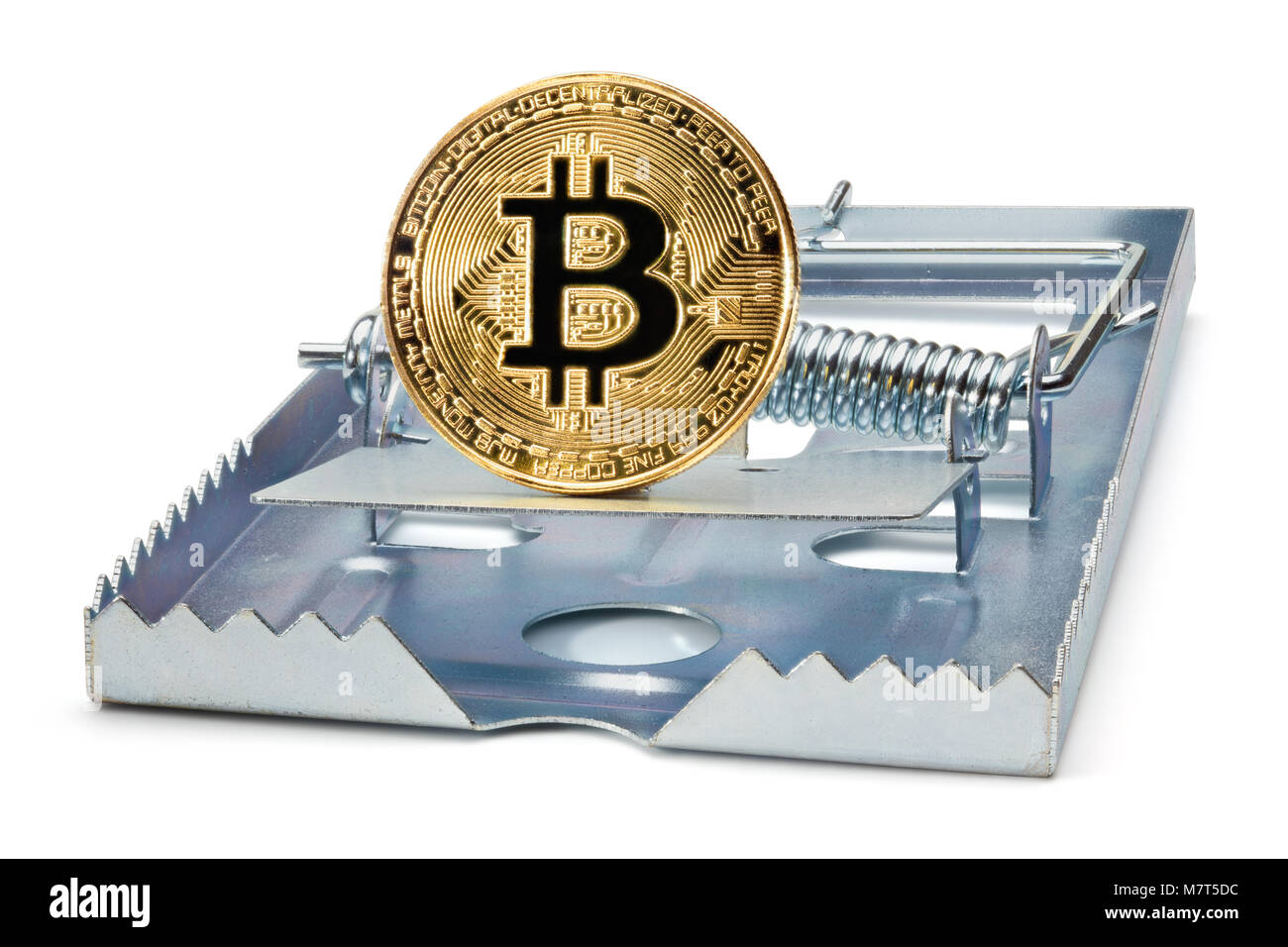 Mousetrap con golden bitcoin, isolata su uno sfondo bianco, percorso di clipping incluso. Foto Stock