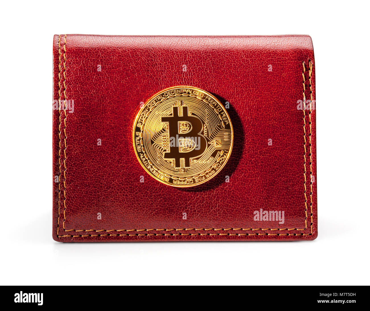 Portafoglio in pelle con golden bitcoin coin, isolata su uno sfondo bianco, percorso di clipping incluso. Foto Stock