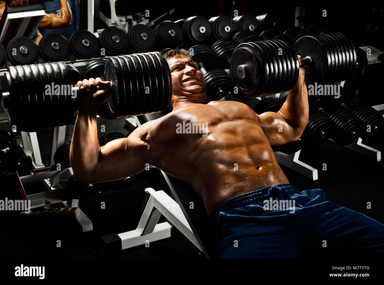 Hombres y mujeres fitness, culturismo deporte y pesas Foto Stock