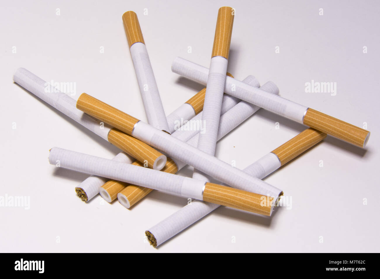 Sigaretta su sfondo bianco, uno stile di vita poco salutare, tossici la nicotina Foto Stock